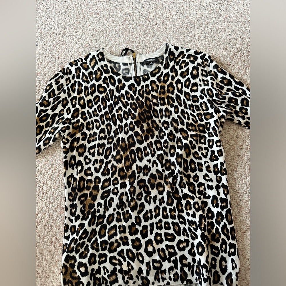 Leopard print short sleeve back zipper shirt